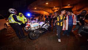 Sekitar perlawanan bola sepak semasa sukan sea antara malaysia dan indonesia pada 26 ogos 2017. Final Bola Sepak Sukan Sea 2017 Pemuda Bakar Mercun Ditahan Polis Semasa Cari Infonet