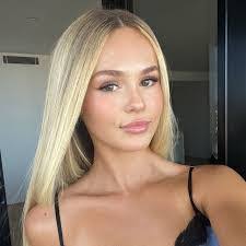 Alanna Hooper's Instagram, Twitter & Facebook