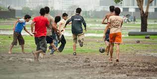 Jun 14, 2021 · posteriormente, con el uso de tecnología en tercera dimensión, se proyectó en el campo una imagen en gran tamaño del 'pelusa' como gran protagonista, desde que era un pequeño jugando en el club de barrio 'cebollitas', hasta levantando la copa mundial del 86 luego de hacerle el famoso gol a los ingleses, así como un abrazo con. Partidos So O Cuando La Magia Del Futbol Brilla En Las Canchitas Del Barrio Periodismo Joven Abc Color