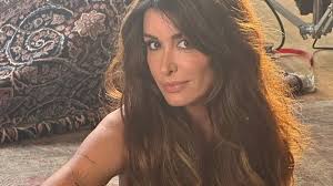 Jenifer : en mini short, elle dévoile sa silhouette sublime dans un total  look transparent canon