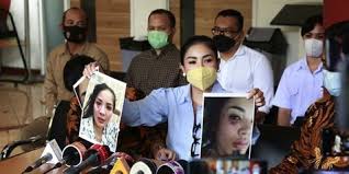 She graduated from sma labschool jakarta. Alami Tindakan Kdrt Dari Askara Parasady Harsono Ibunda Nindy Ayunda Sekujur Tubuhnya Lebam Kapanlagi Com