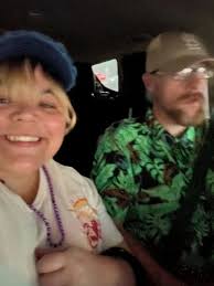 🧵Avvistato a un Festival multiculturale ad Aotearoa, Nuova Zelanda Un  giovane umano (7? ) sta parlando con un amico. Lui dice: "Conosci Satay? Va  tutto bene. L'ho mangiato. E tu... Sai uhm...