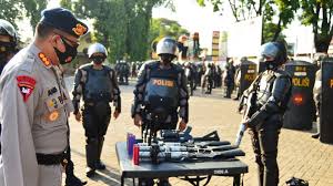 Kata ari, sekitar 30 rumah, warung, ruko, rumah makan, hingga panti pijat dan salon di jalan jalan komjen pol. Demo Tolak Uu Cipta Kerja Brimob Jaga Perlimaan Bandara Hasanuddin Suara Sulsel