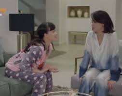 Trong hướng dương ngược nắng tập 60, mẹ của bé cami bất ngờ trở về, còn bà bạch cúc phát hiện ngọc đi làm ở quán cafe vì một người đặc biệt. Swu93ljjtmdhvm
