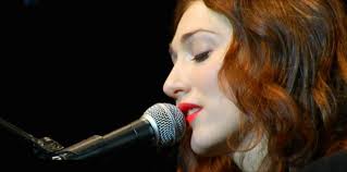 (tell me that you're coming through) girl, i'm here just waiting for you come on over, i'll adore you. Regina Spektor Letras Mus Br