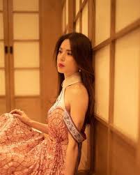 黃舊相裡面嘅少女姑姑最迷人。 李佳芯校花格雖然喺《 踩過界 》同《 bb 來了 》都為套戲著過校服，不過三十幾歲化行妝. è¢«å•ä¸çµå©š æœ€ç¾Žå°é¾å¥³ ç‚ºä½•ä¸€å®šè¦ ä¸‰ç«‹æ–°èžç¶² Line Today