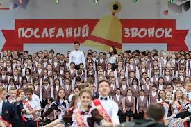Ведь в прошлом году ученики прощались со школой виртуально, сидя по домам. V Kazani Iz Za Ekzamenov Otmenili Obshegorodskoj Poslednij Zvonok