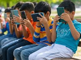 बच्चों के हाथ से छिपेगा मोबाइल? मद्रास हाई कोर्ट ने सोशल मीडिया बैन पर दिया बड़ा सुझाव!