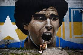 Diego maradona startete seine karriere zu hause in argentinien, wo er zunächst im fußballtrikot der argentinos juniors spielte (mit denen er nie meister wurde) bis 1981 und dann zum rivalen in buenos aires zu den boca juniors wechselte. Diego Maradona Ein Land Nimmt Abschied Von Einem Tragischen Helden Nzz