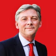 Lesley Hinds's Instagram, Twitter & Facebook