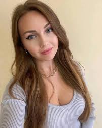 Hi l'm Lisa. I'm a single mom of a daughter looking for a good supportive  man I guess I can't find that