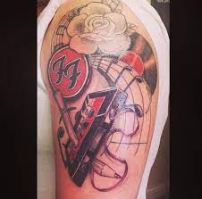 Tattoofilter is a tattoo community, tattoo gallery and international tattoo artist, studio and event. Foo Fighters Tattoo With Cassette And Record On Upper Arm Music Tattoo Foofighters Bodyart Cassette Records Artwork Musicink Htt Tattoo Ideen Ideen