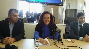 Μαζί της έχει και τα επτά εγγόνια της. Ntora Mpakogiannh Apo Shmera Ta Xania Exoyn Boyleyth Ths Antipoliteyshs Emena