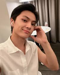 JAY's Post On Weverse ] 220825 #JAY: It was a very enjoyable & happy visit  to my birthplace hehe It's the first time going back to the US since  debuting & being