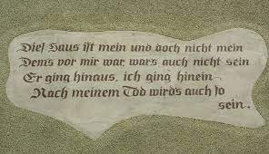 Die gottheit wohnt im staube, während der teufel auto fährt und in vergoldeten häusern champagner. Hausspruch Wikipedia