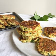 Zucc And Halloumi Fritters Copy Veggie Dish Recipes Pea Fritters Fritters
