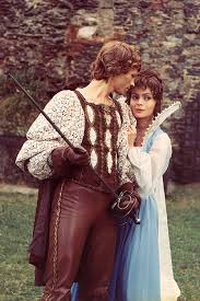 Mit pavel trávníček, ihrem mitspieler aus drei haselnüsse für aschenbrödel, spielte sie 1982 in der dritte prinz, einer verfilmung. Pavel Travnicek O Libusi Safrankove Neozvala Se Nase Cesty Se Rozesly Blesk Cz
