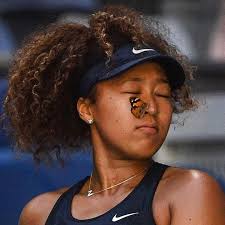 Naomi Osaka detuvo su partido durante el Abierto de Australia para mover  suavemente una mariposa que había aterrizado en su nariz (2021) Luego ganó  el Abierto de Australian 2021.