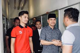Allahyarhamah maimunah saman, 82, meninggalkan sembilan anak termasuk jamal yang merupakan anak keenam. Hadir Ikat Jamin Bapa Anak Lelaki Jamal Yunos Jadi Perhatian Para Gadis Erkkk