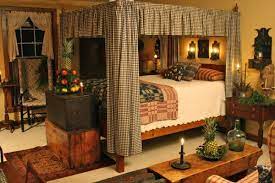 Primitive Bedroom Four Poster With Bed Curtains Old Chests Prim Lighting Just Gorgeous Primitive Bedroom Dream House Decor Primitive Bedroom Ideas