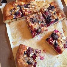 Der ist sooo lecker, dass er bisher jedes mal innerhalb von wenigen stunden komplett verputzt war. Urban Cottage Bookshelf Nigella Bites Apple Blackberry Kuchen Urban Cottage Life
