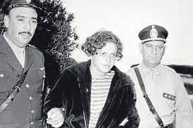 Mis ojos son un mar negro profundo chispeado de vez en cuando como una amatista, ¿todavía hay alguno que puede mirarme? Robledo Puch El Angel De La Muerte Lleva Casi 50 Anos Encerrado Y Pide Que Lo Maten Misionesonline