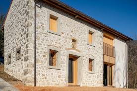 Es verfügt über einen gelegen, mit einem kleinen vorgarten, der mit einem expansiven hinterhof kontrastiert, der sich auf den canyon öffnet und blick auf die stadt genießt. Ein Ehemaliges Bauernhaus Inmitten Der Hugel Von Treviso