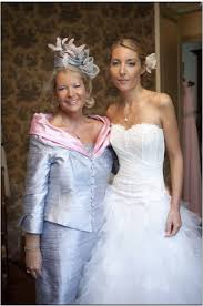 La robe sur mesure pour mêre de marié(e) est indispensable pour un mariage il est bien conseillé de porter une robe mère du marié avec boléro ou étole. Epingle Sur Paule Vasseur Tenues De Mariage Et De Ceremonies Pour Femmes Elegantes