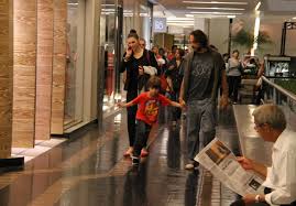 Gabriel O Pensador Passeia Com Filho E Namorada No Shopping Ofuxico