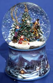 Musical Snow Globe With Family Decorating The Xmas Tree Amazon Co Uk Kitchen Home Christmas Snow Globes Snow Globes Musical Snow Globes