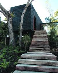 Construida Por Los Arquitectos Asociados Mirene Elton Y Mauricio Leniz Esta Moderna Casa Responde En Forma Y F In 2020 Architecture Architecture House Container House