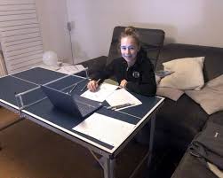 Ein kleiner computer wird in den meisten fällen für das wohnzimmer genutzt. Familie Ende Von Vieren Die Sich Nicht Von Viren Und Lockdown Stoppen Lassen