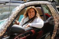 De televisiepersoonlijkheid komt bij mensen over de vloer om het huis van kerstspullen te voorzien. Reni Van Maren