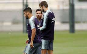 Donde miles de usuarios día a día se expresan en forma libre y comparten sus gustos e intereses. Barcacentre Pa Twitter Three Of The Heavyweights Of The Barca Squad Messi Suarez And Pique As Well As Pepe Costa Manager Of Player Services Held An Impromptu Meeting At The Seville Airport