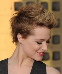 If you're currently in the midst of growing out short hair and are beginning to feel desperate, don't panic; 5 Simple And Easy Hairstyle Hacks For Short Hair Shemazing