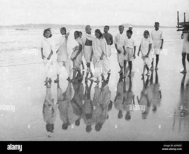 Mahatma Gandhi walking at Juhu Beach, Bombay, Mumbai, Maharashtra, India, Asia, May 1944, old vintage 1900s picture Stock Photo - Alamy