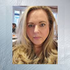 Can someone change the background of a square picture?