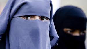 Die initiative zum verhüllungsverbot kam vom rechtskonservativen egerkinger komitee, das der schweizer volkspartei (svp) nahesteht. Swiss To Vote On Plan To Ban Burqa