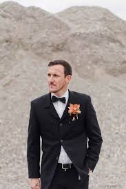 Am Ufer Der Liebe Herbstliches Hochzeits Picknick Am Wasser Hochzeitswahn Sei Inspiriert Fliege Anzug Schwarzer Anzug Anzug