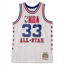 Évoluant au poste de pivot, il était tout au long de sa carrière le plus grand joueur de la nba avec une taille de 2,29 mètres. All Star Basket4ballers