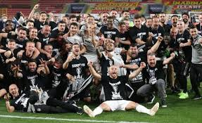 Kutlamaların ve konserlerin ardından beşiktaş takımı şampiyonluk kupasını kaldırdı. Lwc3xa8dj2u5pm