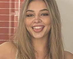 Madelyn renee cline (born december 21, 1997 in charleston, south carolina) is an american actress known for her starring role as sarah cameron on the netflix teen drama series outer banks. Madelyn Cline 16 Facts About The Outer Banks Star You Should Know Popbuzz