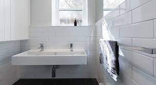 Plaque pour recouvrir carrelage mural salle de bain. Comment Renover Un Carrelage Mural De Salle De Bains La Maison Saint Gobain