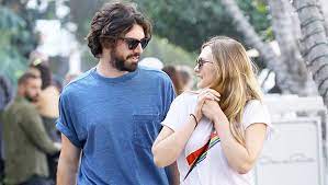 Elizabeth olsen is engaged to musician robbie arnett: Elizabeth Olsen Is Engaged To Boyfriend Robbie Arnett Report Hollywood Life