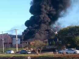 Em 2001, incêndio na globo destruiu cenário do xuxa park e quase matou xuxa e deixou 26 feridos, alguns em estado grave. Q 0hfohzbv5ddm