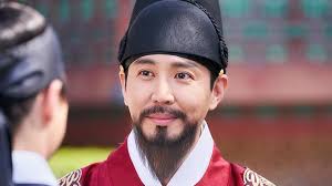 Pemeran di Under The Queen's Umbrella, Kim Hye Soo sebagai Ratu Im Hwa  Ryeong