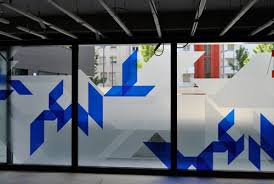 Une Vitrophanie Une Signaletique Et Un Design Mural Geant Pour La Maison Des Ingenieurs Et Des Architectes Osmoze Glass Film Design Window Design Glass Sticker Design