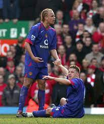 Alan smith has broke his leg. Alan Smith Reveals He Struggles To Walk 12 Years After John Arne Riise S Shot Broke His Ankle While Playing For Manchester United Celebrity Tidings