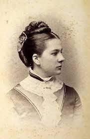 Photograph Of Mid Victorian Woman Wearing A Hair Comb Similar To The Faux Tortoiseshell Hair Comb Photography Women Victorian Hairstyles Historical Hairstyles