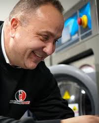 𝗧𝗼𝗻 𝗥𝗼𝗺𝗼𝗻𝗲𝘀𝗰𝗼 𝗶𝘀 𝗱𝗲 𝗻𝗶𝗲𝘂𝘄𝗲 𝗺𝗮𝘁𝗲𝗿𝗶𝗮𝗮𝗹𝗺𝗮𝗻  𝘃𝗮𝗻 𝗵𝗲𝘁 𝗲𝗲𝗿𝘀𝘁𝗲 𝗲𝗹𝗳𝘁𝗮𝗹. 🔴⚫ De geboren en getogen  Helmonder sluit aan bij de staf van Onze Club. 🗣️ “Helmond Sport is de  club van de